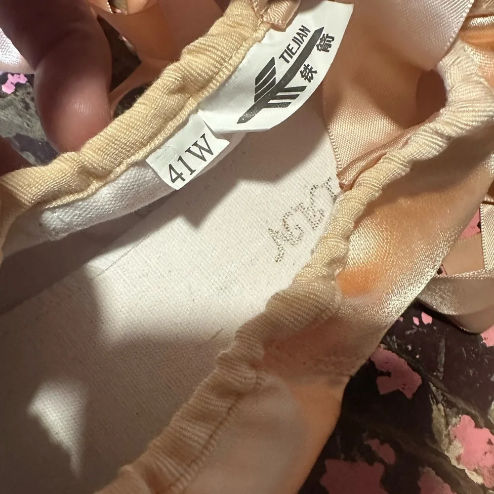 TIEJIAN Pointe ballet shoe women’s Teen size 41 (9.5-10.5)